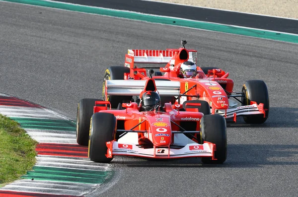 穆盖洛赛道 2019年10月24日 在意大利穆盖洛赛道 Mugello Circuit 法拉利F1型号F2005前车手迈克尔 舒马赫 鲁本斯 巴里切罗 Michael — 图库照片