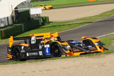 Imola, İtalya 17 Mayıs 2013: Oreca 03 - Boutsen Ginion Racing takımından Nissan, BRIjQuery11056249777880319 _ 1585406239271RE / T. DAthe EAU / J. HARTSHORNE, İtalya 'nın Imola kentinde düzenlenen 3 Saat Avrupa Le Mans Serisi sırasında kullanılmaktadır.