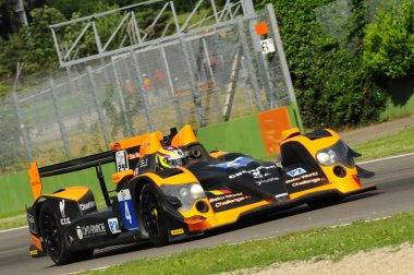 Imola, İtalya 17 Mayıs 2013: Oreca 03 - Boutsen Ginion Racing takımından Nissan, BRIjQuery11056249777880319 _ 1585406239271RE / T. DAthe EAU / J. HARTSHORNE, İtalya 'nın Imola kentinde düzenlenen 3 Saat Avrupa Le Mans Serisi sırasında kullanılmaktadır.