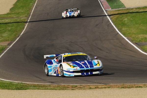 Имола, Италия 17 мая 2013: Ferrari F458 Italia GT3 команды SMP Racing, за рулем которой Д. Маркозов / Ю. ЕВСТИНЕВ / А. ФРОЛОВ, в действии во время европейской серии Ле-Ман - 3 часа - Имола, Италия
