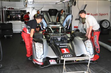 Imola, İtalya 3 Temmuz 2011: Audi R18 TDI 2011 Takım Audi Spor Takımı Joest 'in LMP1' i Marcel Fassler ve Eric Bernard tarafından Imola Pisti 'ndeki 6H ILMC yarışı sırasında kullanıldı..