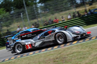 Imola, İtalya 3 Temmuz 2011: Audi R18 TDI 2011 Audi Spor Takımı Joest 'in LMP1' i Marcel Fassler ve Eric Bernard tarafından Imola Pisti 'ndeki 6H ILMC yarışı sırasında kullanıldı.