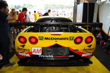 Imola, İtalya 3 Temmuz 2011: Chevrolet Corvette C6R ZR1 GTE Am Gabriele Gardel, Patrick Bornhauser ve Julien Canal tarafından sürülen takım yarışması Imola Pisti 'ndeki 6H ILMC yarışı sırasında kutuda.