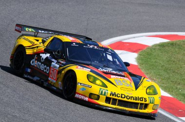 Imola, İtalya 3 Temmuz 2011: Gabriele Gardel, Patrick Bornhauser ve Julien Canal 'ın sürdüğü Imola Pisti' ndeki 6H ILMC yarışı sırasında Chevrolet Corvette C6R ZR1 GTE Am.