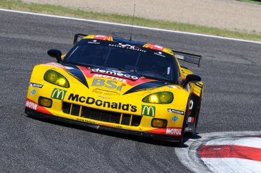 Imola, İtalya 3 Temmuz 2011: Gabriele Gardel, Patrick Bornhauser ve Julien Canal 'ın sürdüğü Imola Pisti' ndeki 6H ILMC yarışı sırasında Chevrolet Corvette C6R ZR1 GTE Am.