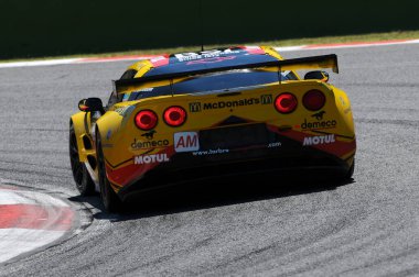 Imola, İtalya 3 Temmuz 2011: Gabriele Gardel, Patrick Bornhauser ve Julien Canal 'ın sürdüğü Imola Pisti' ndeki 6H ILMC yarışı sırasında Chevrolet Corvette C6R ZR1 GTE Am.