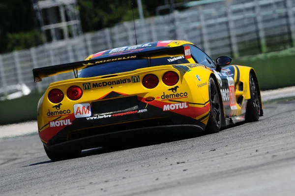 Imola, İtalya 3 Temmuz 2011: Gabriele Gardel, Patrick Bornhauser ve Julien Canal 'ın sürdüğü Imola Pisti' ndeki 6H ILMC yarışı sırasında Chevrolet Corvette C6R ZR1 GTE Am.