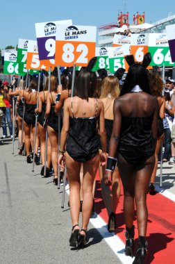 Imola, İtalya 3 Temmuz 2011: Imola pistindeki 6H ILMC yarışı sırasında Pit Girls Grid 'de.