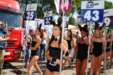Imola, İtalya 3 Temmuz 2011: Imola pistindeki 6H ILMC yarışı sırasında Pit Girls Grid 'de.