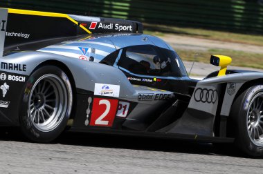 Imola, İtalya 3 Temmuz 2011: Audi R18 TDI 2011 Audi Spor Takımı Joest 'ten LMP1 Allan McNish ve Tom Kristensen Imola Pisti' ndeki 6H ILMC yarışı sırasında.