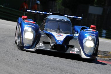 Imola, İtalya 3 Temmuz 2011: Peugeot 908 HDI Fap 2011 Takım Peugeot Spor Toplamı Frank Montagny ve Stephane Sarrazin tarafından Imola Pisti 'ndeki 6H ILMC yarışı sırasında kullanıldı.