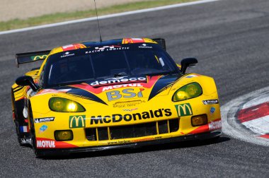 Imola, İtalya 3 Temmuz 2011: Gabriele Gardel, Patrick Bornhauser ve Julien Canal 'ın sürdüğü Imola Pisti' ndeki 6H ILMC yarışı sırasında Chevrolet Corvette C6R ZR1 GTE Am.