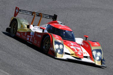 Imola, İtalya 3 Temmuz 2011: İsyan Takımı 'ndan Lola B10 / 60 Toyota LMP1 Andrea Belicchi ve Jean-Christophe Boullion tarafından Imola Pisti' ndeki 6H ILMC yarışı sırasında kullanıldı.
