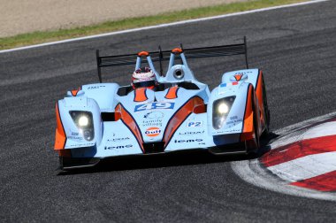 Imola, İtalya 3 Temmuz 2011: OAK Pescarolo Judd LMP2 OAK Yarış Takımı Prototipi Alexandre Prmat ve Pierre Nicolet tarafından Imola Pisti 'ndeki 6H ILMC yarışı sırasında kullanıldı.