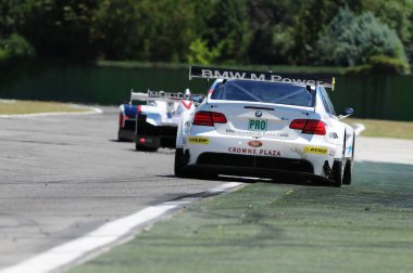 Imola, İtalya 3 Temmuz 2011: BMW M3 E92 GTE Pro Mller ve Farfus tarafından Imola Pisti 'ndeki 6H ILMC yarışı sırasında sürülen BMW Motorsport takımı