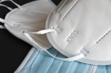 Koronavirüse karşı korunmak için antiviral tıbbi maskeli beyaz tıbbi maske FFP2 KN95. Cerrahi koruyucu maske. Virüs ve salgın COVID-19 'un yayılmasının önlenmesi.