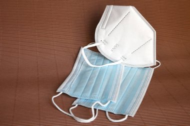 Koronavirüse karşı korunmak için antiviral tıbbi maskeli beyaz tıbbi maske FFP2 KN95. Cerrahi koruyucu maske. Virüs ve salgın COVID-19 'un yayılmasının önlenmesi.