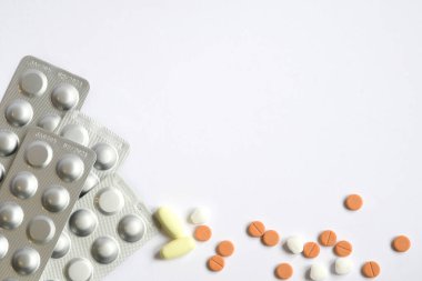ilaç hapları beyaz arkaplanda izole edilmiş
