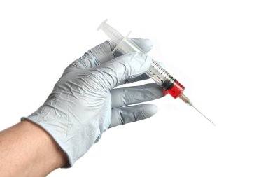 Doktor elinde şırınga tutuyordu ve plastik eldiven takıyordu. Coronavirus veya Covit-19 panzehiri biyolojik tehlike.