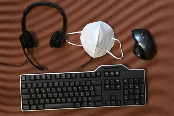 Trabajo Inteligente Durante Enfermedad Covid Coronavirus Teclado Ordenador Ratón Auriculares — Foto de Stock