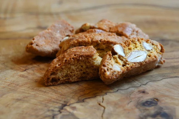 Close Cantucci Cantuccini Houten Achtergrond Cantuccini Zijn Typische Toscaanse Droge — Stockfoto