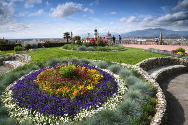 Floransa, Mayıs 2020: Piazzale Michelangelo 'dan Floransa' nın güzel panoramik manzarası. Soldan sağa, Santa Maria del Fiore Katedrali ve Santa Croce Bazilikası. İtalya.