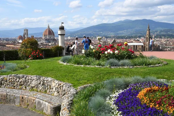 Piazzale Michelangelo 'dan Floransa' nın güzel panoramik manzarası. Soldan sağa, Santa Maria del Fiore Katedrali ve Santa Croce Bazilikası. İtalya.