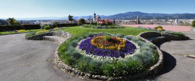 Floransa, Mayıs 2020: Piazzale Michelangelo 'dan Floransa' nın güzel Panoramik manzarası. Soldan sağa, Santa Maria del Fiore Katedrali ve Santa Croce Bazilikası. İtalya.