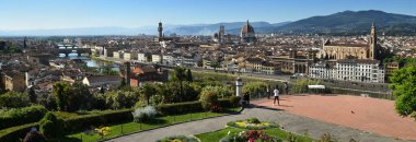 Floransa, Mayıs 2020: Piazzale Michelangelo 'dan Floransa şehri. Soldan sağa, Eski Köprü, Santa Maria del Fiore Katedrali ve Kutsal Haç Bazilikası. İtalya.