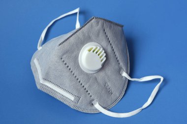 Mavi arka planda antivirüs koruma maskesi ffp2 veya KN95. Coronavirus veya COVID-19 ve SARS enfeksiyonunu önleme.