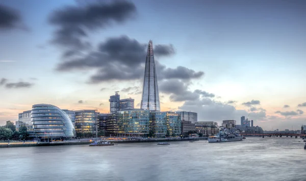 Londons Skyline von der Tower Bridge aus — Stockfoto