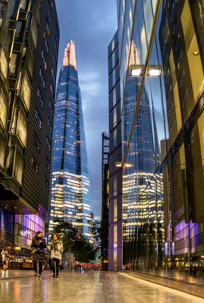 Londra, İngiltere - 4 Ekim 2016: Modern mimarisi ve insanlar yürüyüş