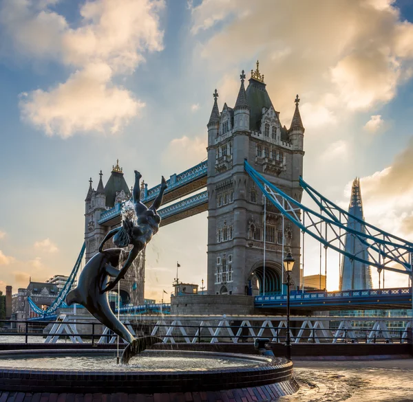 Gün batımında Tower Bridge ve yunus çeşme