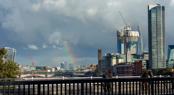 Londra şehir üzerinde gökkuşağı — Stok fotoğraf