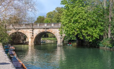 Oxford, İngiltere - 30 Nisan 2016: turist Cherwell nehirde sandal