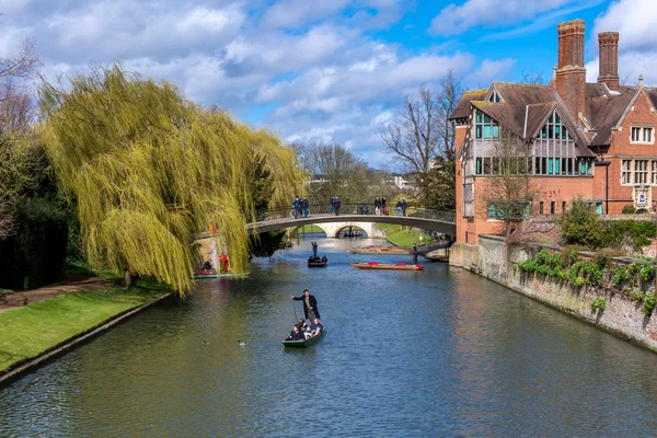 Cambridge, Velká Británie - 27 února 2016: plavit na pramicích v Cambrige — Stock fotografie