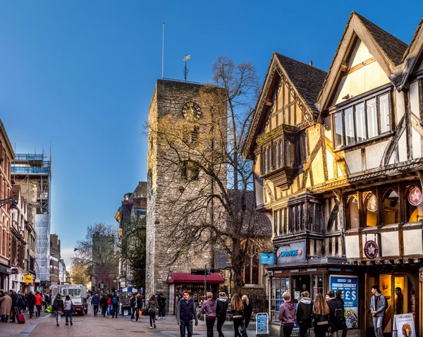 Oxford, Verenigd Koninkrijk - 30 April 2016: mensen op Cornmarket street — Stockfoto