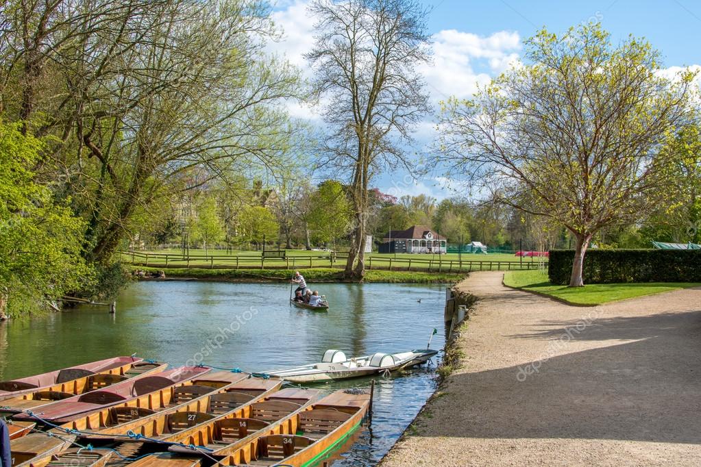 Oxford Uk 30 April 2016 Tourists Punting In River Cherwell