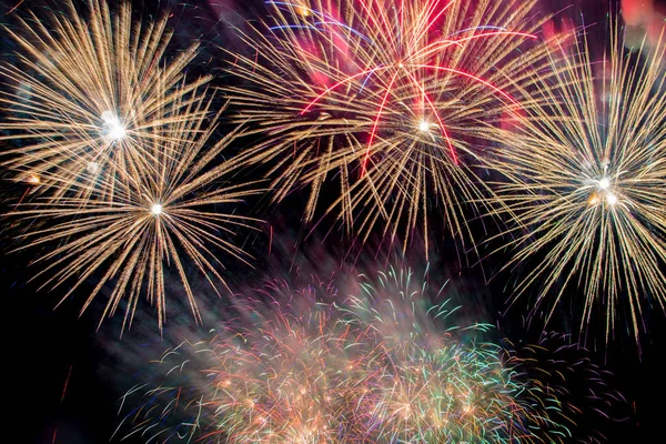 Renkli havai fişek kutlamaları sırasında gökyüzü doldurmak