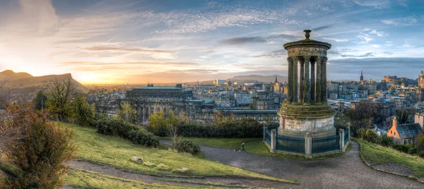 Napkelte: Calton Hill — Stock Fotó