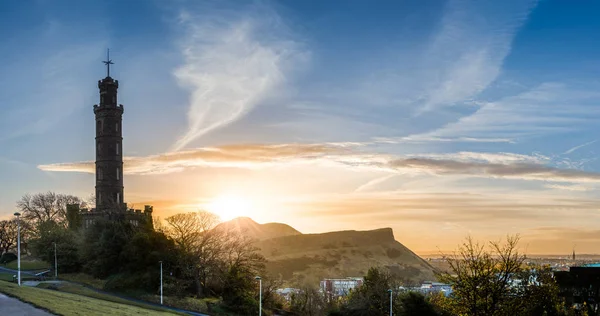 Calton Hill: Nelson-Denkmal-Turm bei Sonnenaufgang — Stockfoto