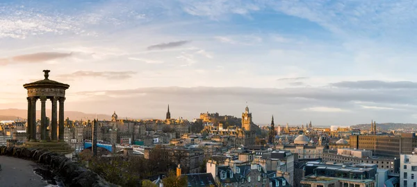 Edinburgh cityscape ve Calton Hill görüldüğü gibi manzarası. PANORA