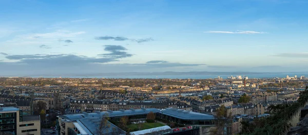 Edinburgh városkép és skyline, mint látott-ból Calton Hill. Panora — Stock Fotó