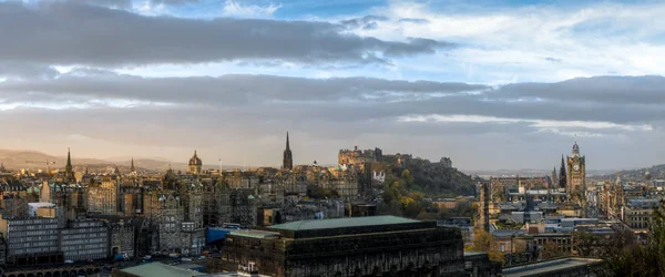 Edinburgh városkép és skyline, mint látott-ból Calton Hill. — Stock Fotó