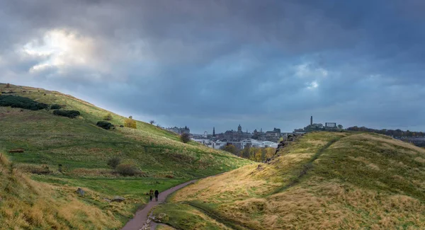 Vue de la colline Calton d'Édimbourg depuis le siège d'Arthur — Photo