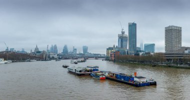 Londra, İngiltere - 13 Aralık 2016: Wateloo brigde görüldüğü gibi Londra manzarası