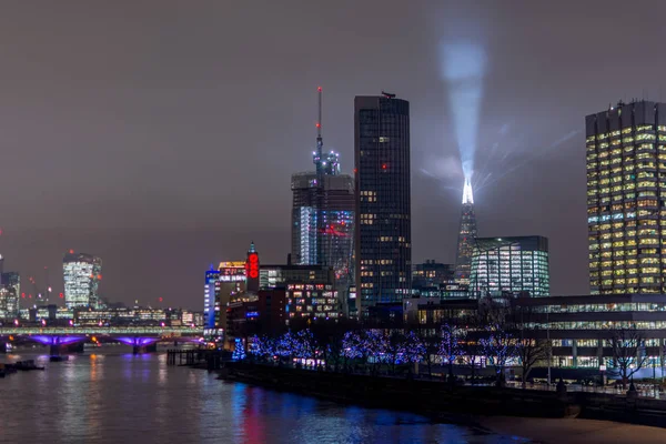 Londres, Reino Unido - 13 de dezembro de 2016: horizonte de Londres à noite com lig — Fotografia de Stock