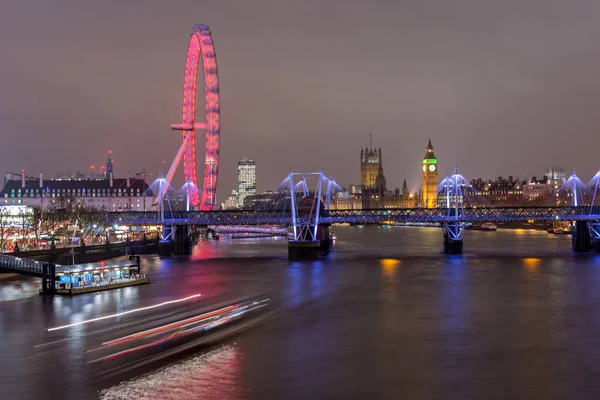 イオンで夜のロンドン、イギリス - 2016 年 12 月 13 日: ロンドンのスカイライン — ストック写真
