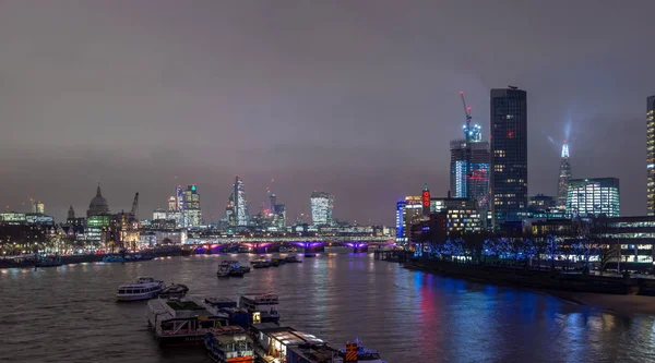 Londres, Reino Unido - 13 de diciembre de 2016: London skyline at night — Foto de Stock