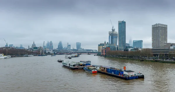 Londres, Reino Unido - 13 de dezembro de 2016: O horizonte de Londres visto de Wateloo brigde — Fotografia de Stock
